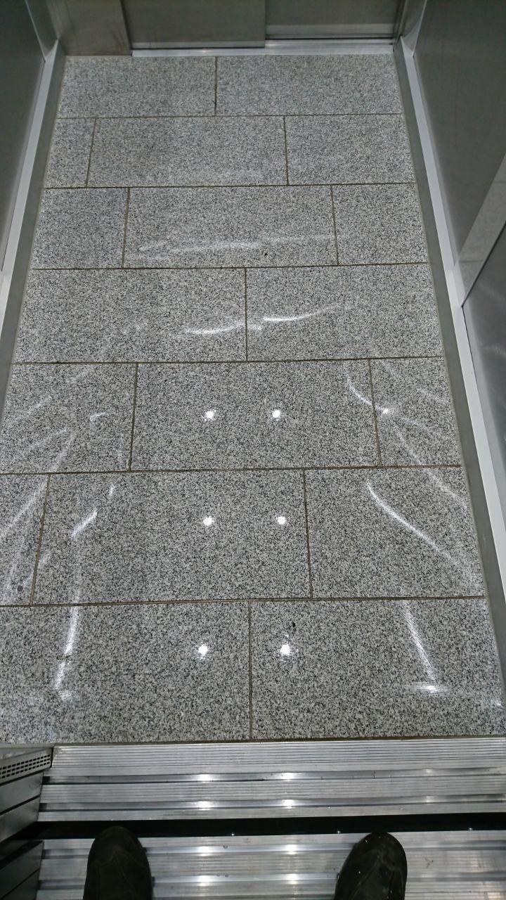 Glänzend gereinigter Boden im Eingangsbereich eines Gebäudes